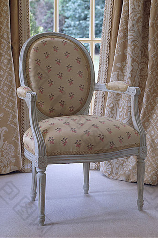 奶油色窗帘前路易四世风格椅子上的奶油色内饰