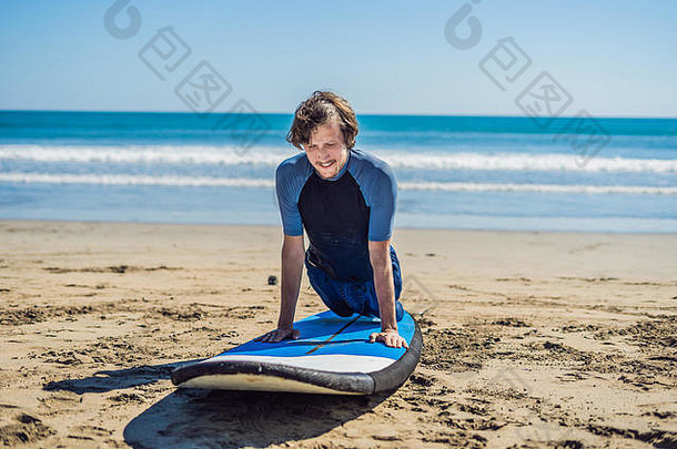 年轻男子在沙滩上排队前接受冲浪训练。学习冲浪。假期的概念。暑假。旅游、体育