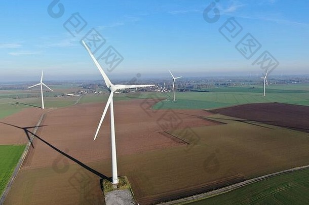 蓝色冬日期间农田上风力涡轮机的鸟瞰图。清洁和可再生能源的能源生产。