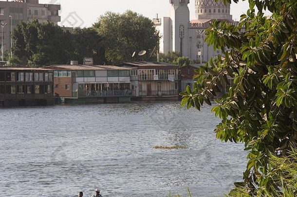 开罗尼罗河的全景图，显示了人们在那里<strong>消夏</strong>的大哈比亚特或船只