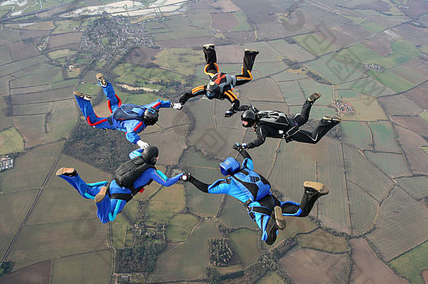 五名跳伞者组成一个恒星队形
