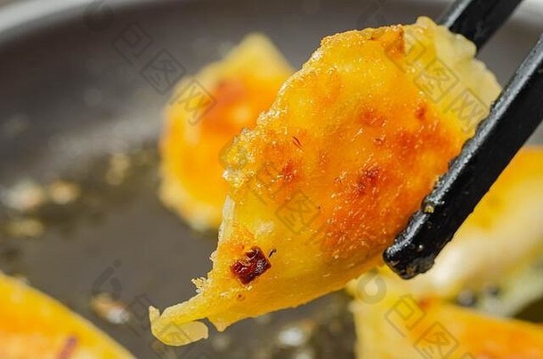 黄油油炸饺子的特写镜头，传统的东欧菜肴