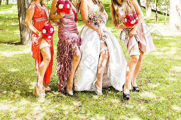 新娘和伴娘排成一排。