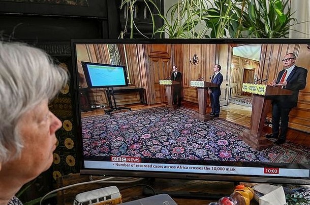 第一任国务卿Dominic Raab与顾问Chris Whitty和Patrick Valance爵士在COVID-19召开电视新闻发布会。