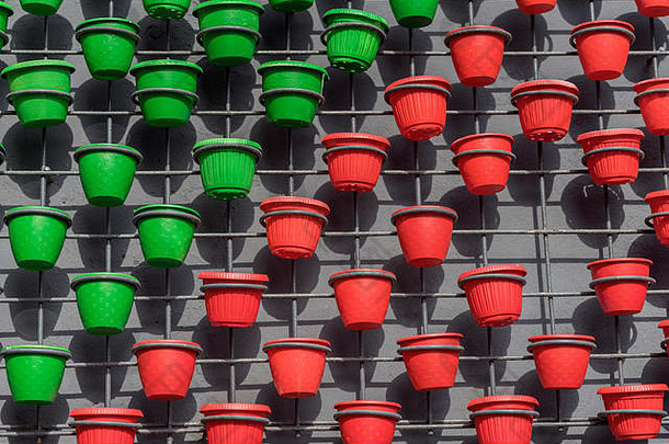 墙装饰网格绿色红色的花锅混凝土墙现代自然艺术背景纹理