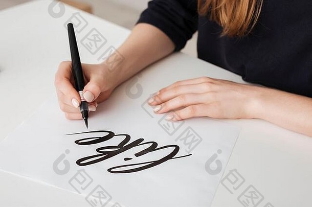 关闭照片年轻的女人手写作纸桌子上孤立的