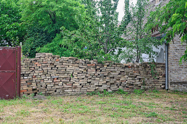 伏伊伏丁那的一个小镇上，用砖砌成的古老的乡村围栏。