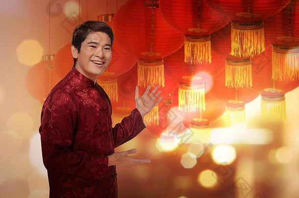 穿旗袍衬衫的亚洲男人。新年快乐的概念。