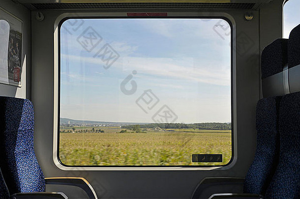 奥地利，火车窗外的乡村景色