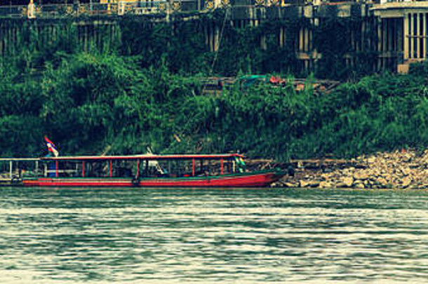 停靠在湄公河畔的客运渡轮