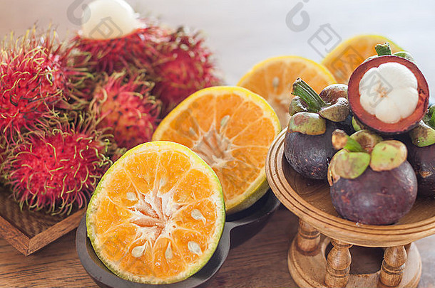 木制桌子上的<strong>泰国</strong>热带水果，库存照片