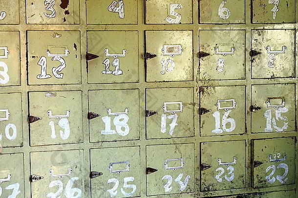 位于48 ms.deep-1479 ms.long Patale Chhango Devi尼泊尔邮局大厅的编号金属邮政信箱。斯福尔斯