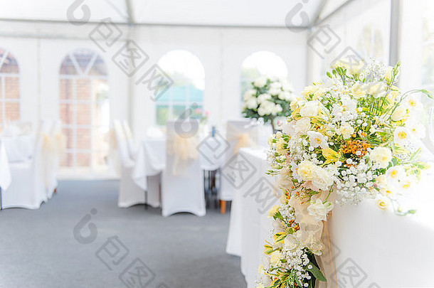 桌面上的婚礼花，景深较低