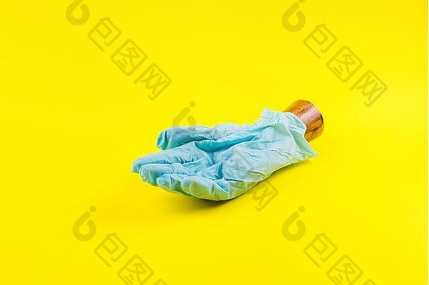 戴着蓝色手套的木手，戴着黄色手套。新型冠状病毒