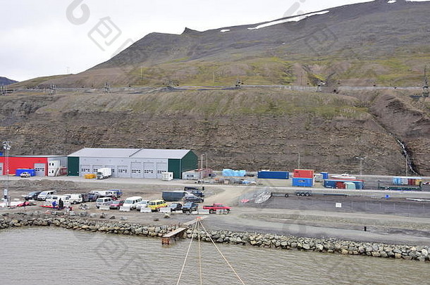 挪威斯瓦尔巴德Longyearbyen港口区，有煤矿开采/工作。斯匹茨卑尔根岛