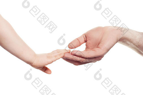 伸出援助之手。婴儿和父母的手是分开的。抱着小婴儿的父亲的手指在白色背景上分开