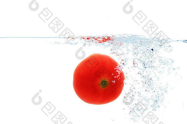 西红柿掉落或浸入水中，溅起水花