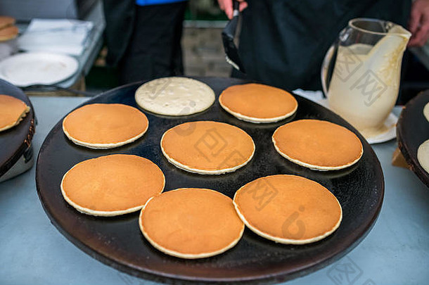 挪威卑尔根街头食品市场上的美味煎饼
