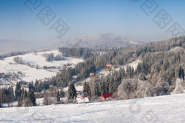 波兰Beskid Slaski的冬季山地景观