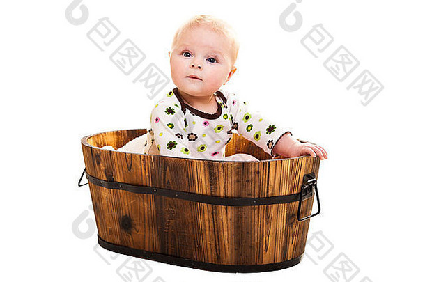 坐在木桶里的婴儿