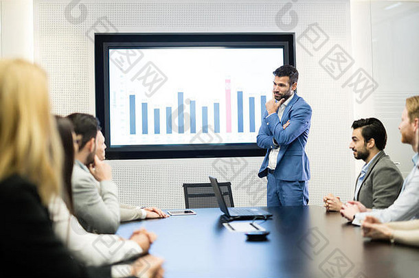 商务<strong>人员</strong>在办公室会议上分析数据并进行<strong>统计</strong>