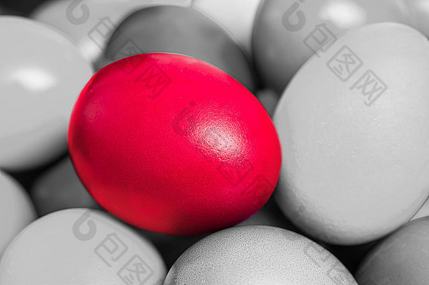 红色复活节彩蛋从人群概念中脱颖而出