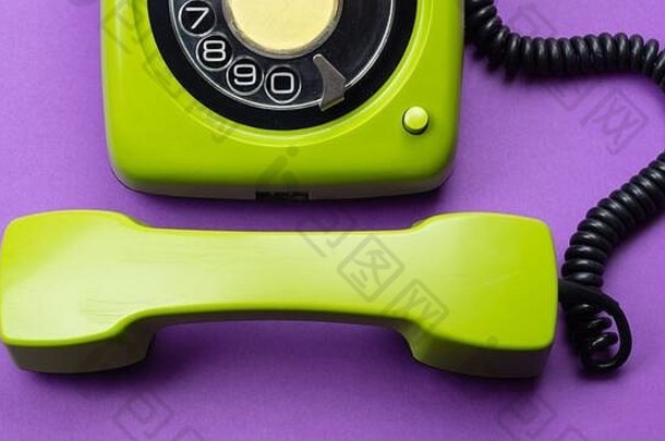 带<strong>手机</strong>的经典<strong>手机</strong>。复古绿色电话，电话接收器隔离在紫色背景上。旧的通讯技术。拷贝空间