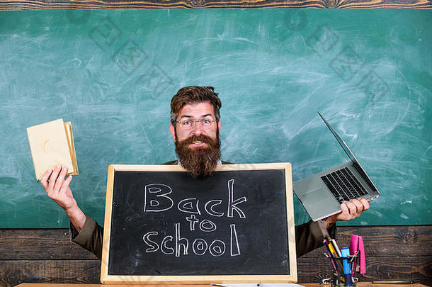 私人学校广告提高入学老师学校主要欢迎黑板上登记回来学校老师欢迎学生研究传统的现代主题研究