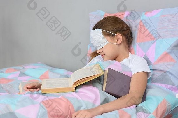 生病的女孩下降了睡着了说谎床上拉面具脸