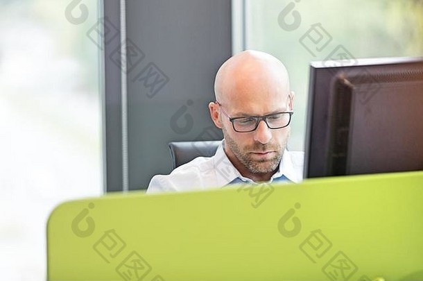 中年商人在办公室使用电脑