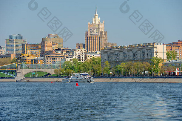 莫斯科，俄罗斯——2019年5月6日：春季，莫斯科河、萨文斯卡亚河堤和外交部大楼上的游艇景观