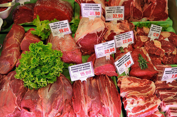 肉铺里陈列的牛肉、牛排和红肉