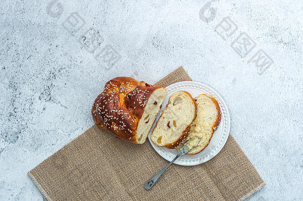 平躺，早餐早午餐放在桌子上。面包和两片面包，黄油涂刀在盘子上的食物概念。