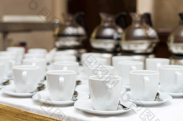 行白色咖啡杯飞碟茶匙表格咖啡制造商背景