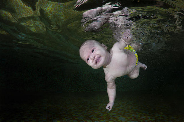 个月婴儿学习游泳水下水孩子类池东部欧洲乌克兰
