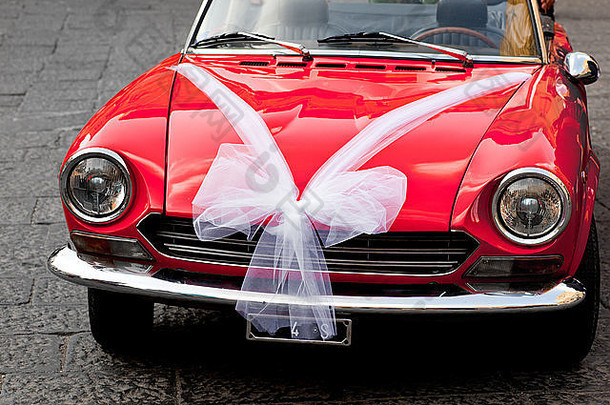 为婚礼装饰的复古红色汽车