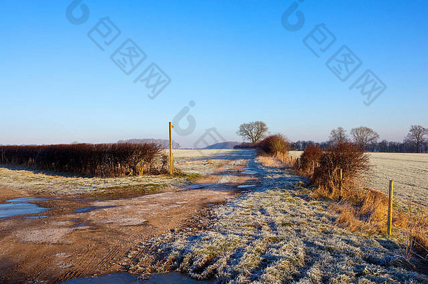 冬天，在风景秀丽的约克郡沃兹，一幅英国风景画上有一个通往霜冻的马道的路标。