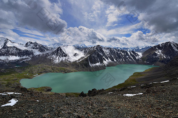 天山山脉，Terskey-Alatau山脉中的Ala Kul湖小径。中亚吉尔吉斯斯坦阿拉库尔湖景观。