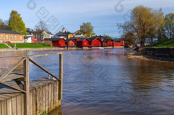 古老的木制码头和房屋位于芬兰波沃镇历史<strong>地段</strong>的河岸上