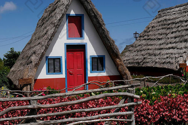 马德拉的桑塔纳是北海岸一个美丽的村庄。以它的小茅草三角形房屋而闻名。龙树和花儿围绕着他们