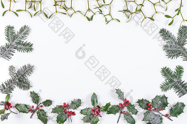 圣诞装饰背景装饰有冬青、槲寄生和雪松白