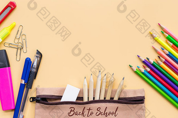 回来学校背景色彩斑斓的颜色铅笔文具袋黄色的背景复制空间