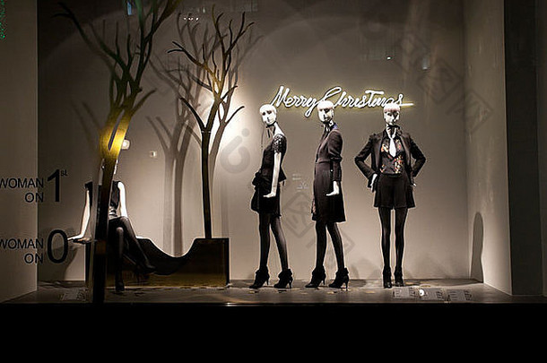 2011年，英国伦敦，时尚商店橱窗中的圣诞装饰