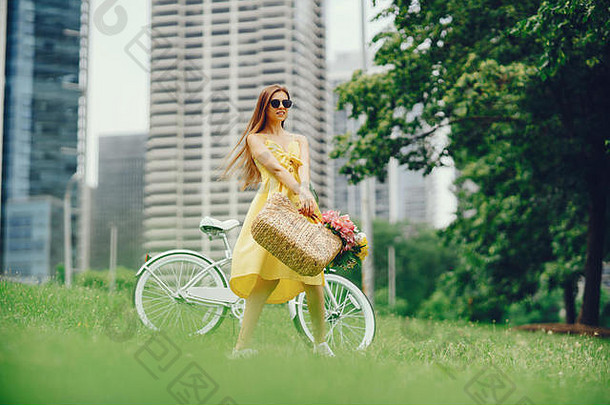 骑自行车的漂亮女孩