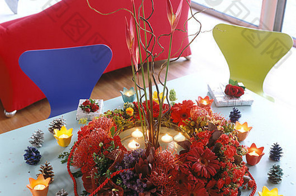 由Paula Pryke设计的红色花桌装饰周围的花形灯座中的夜灯