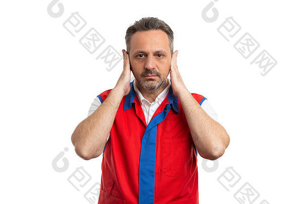 在超市或大卖场工作时，穿着红蓝相间的背心，遮住耳朵，与白色工作室背景隔离