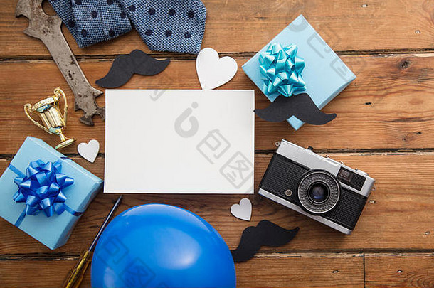 父亲节空白白卡，包括礼物、胡子、奖杯、相机