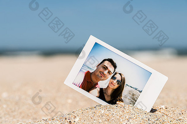 海滩上年轻夫妇的<strong>即时</strong>照片