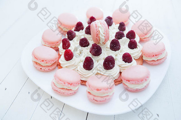 树莓蛋糕马卡龙美味的水果手工制作的甜点