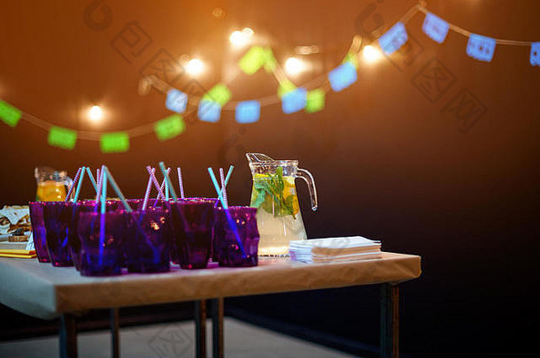 玻璃水瓶水果饮料薄荷柠檬装饰表格准备好了晚餐漂亮的装饰表格集婚礼事件餐厅